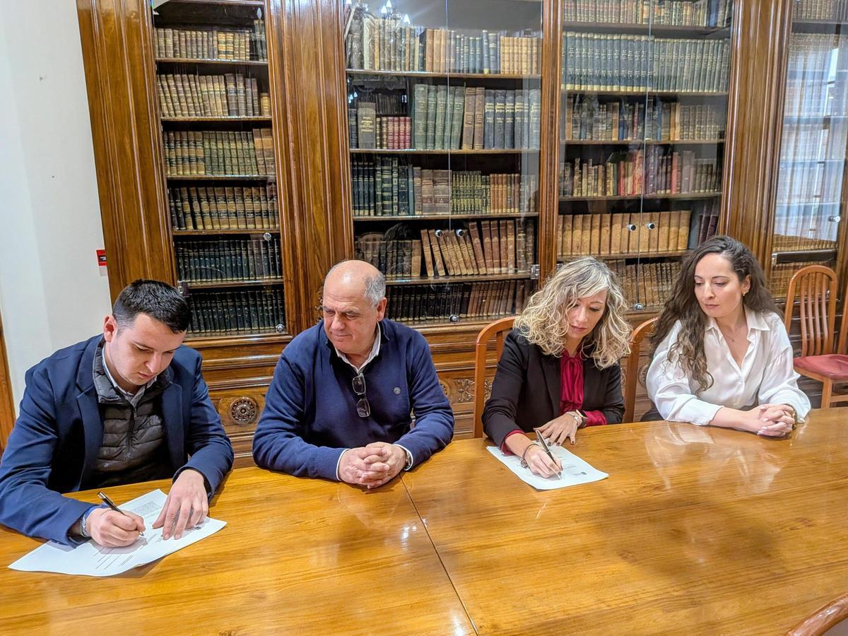 Foto de la firma del convenio urbanístico.