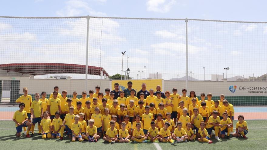 El jugador de la UD Las Palmas Saúl Coco sorprende a los niños del campus de Yaiza