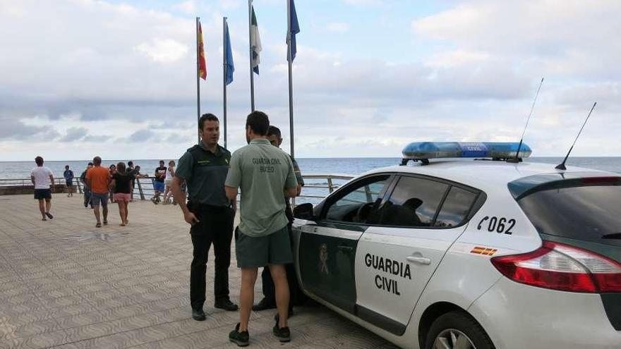 Una boya abandonada hace saltar las alarmas en la playa de La Griega