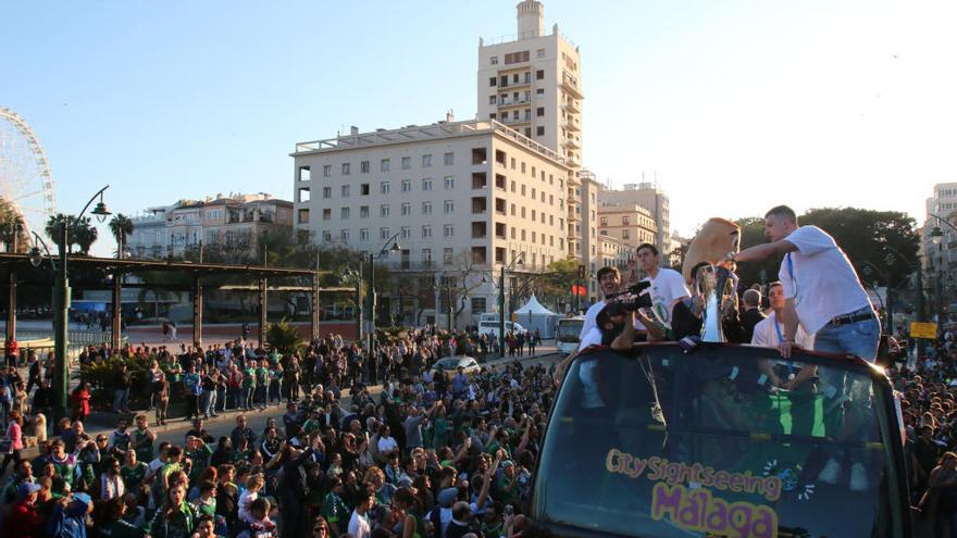 La caravana del Unicaja a su llegada a la plaza de la Marina.