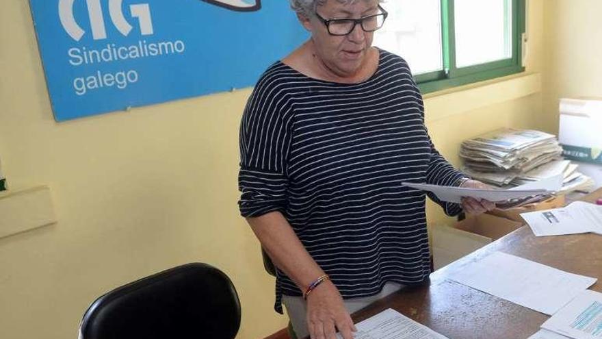 Rosa Abuín, en la sede del sindicato CIG en Vilagarcía. // Noé Parga