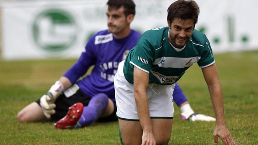 Pedro Vázquez, sobre el césped tras errar una ocasión. // R. Grobas