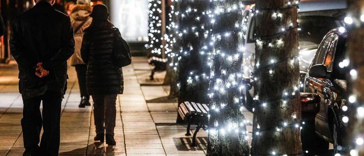 Árboles iluminados, ayer, en la calle Cervantes.