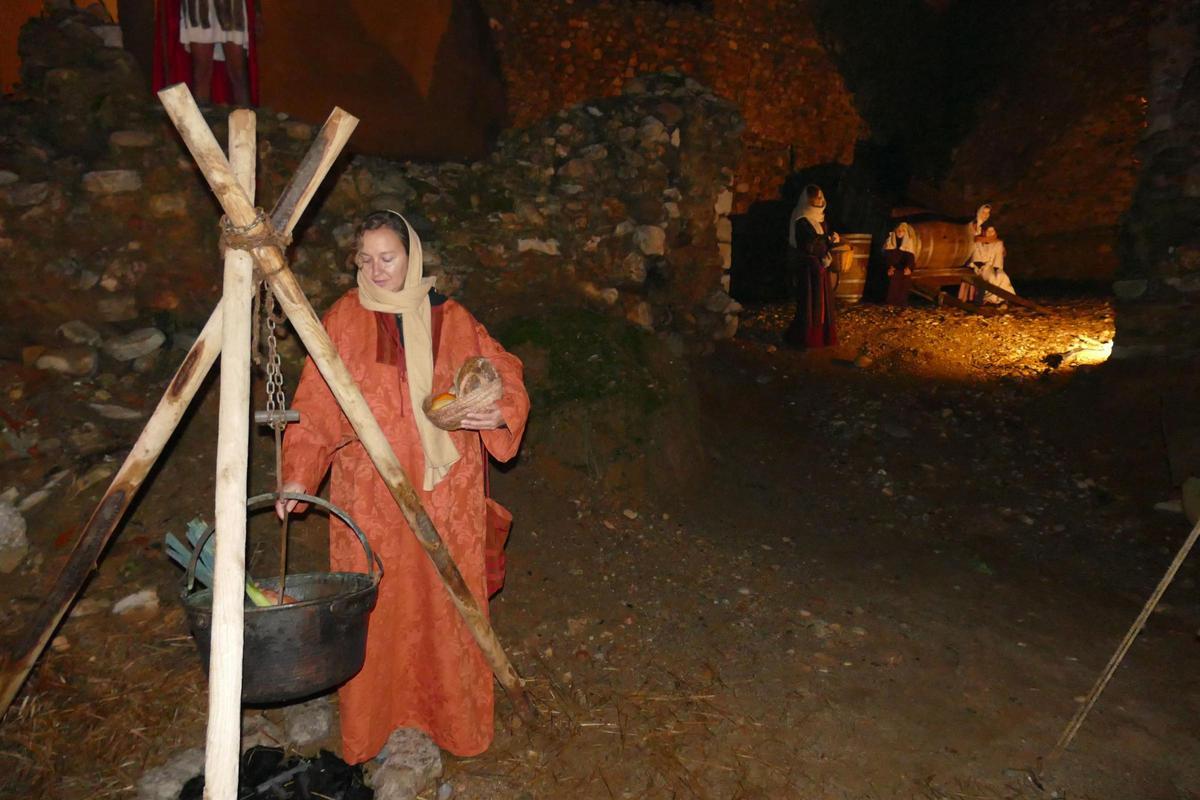 La 42a edició del Pessebre Vivent de Peralada manté viva la tradició recorrent el centre històric del poble