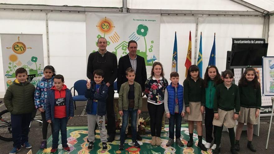 El alcalde de Langreo, Jesús Sánchez y el gerente de Aguas del Nalón, José Enrique Granda, con todos los niños premiados en el concurso.