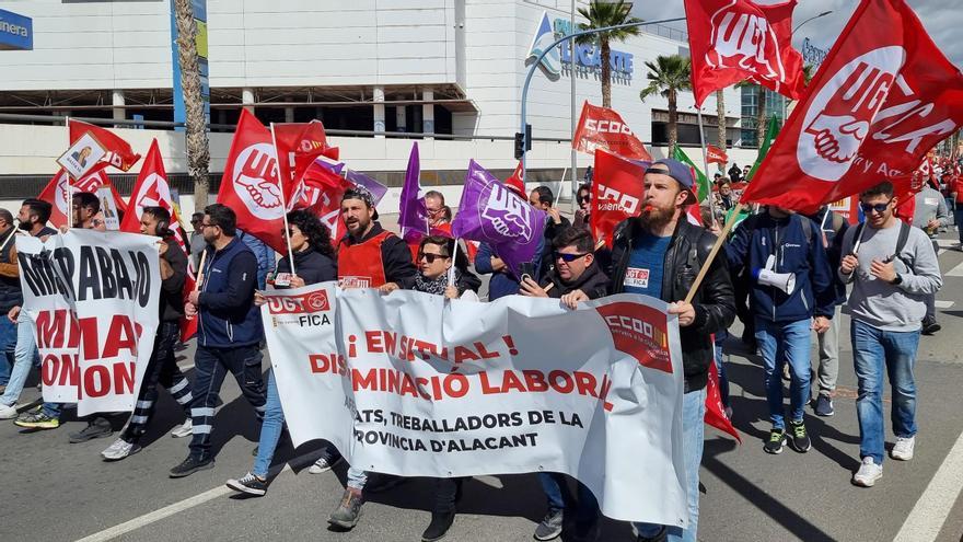 Una protesta de trabajadores de las ITV recorre Alicante