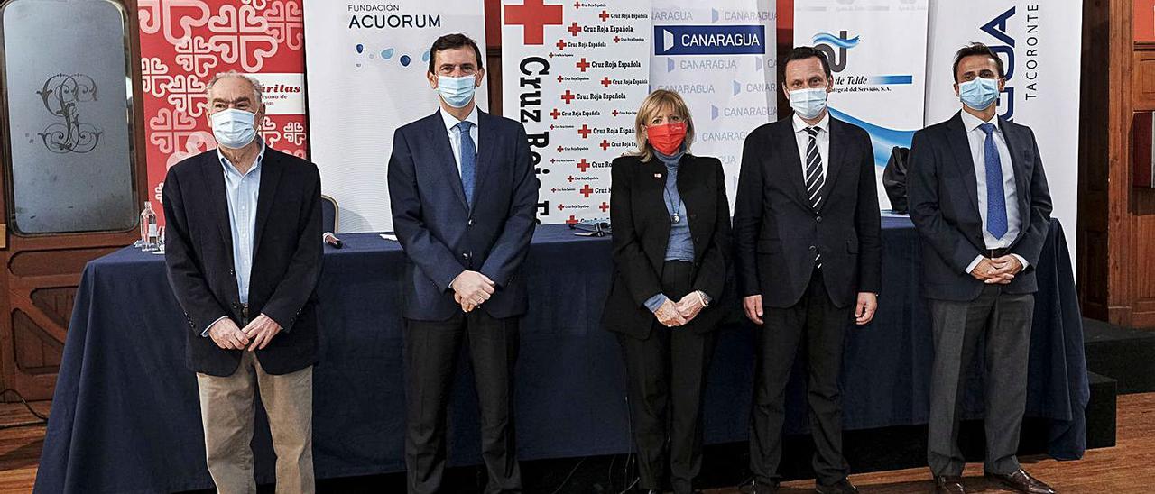 De izquierda a derecha, el director general de Cáritas Diocesana de Canarias, Gonzalo Marrero; el vicepresidente de la Fundación Acuorum, José Sintes; la presidenta provincial de la Cruz Roja Española en Santa Cruz de Tenerife, María Teresa Pociello; el CEO de Canaragua, José Juan González; y el gerente de Aguas de Telde, Luis Rúa-Figueroa.