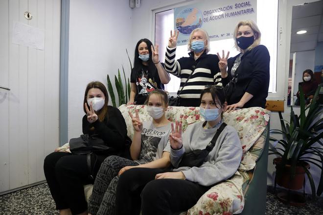 Refugiados ucranianos recogen ayuda en Málaga para enviar a su país.