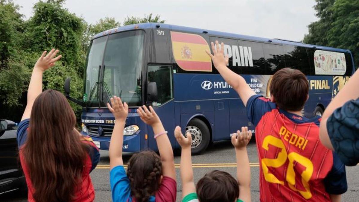 Seguidores animan al autobús de la selección