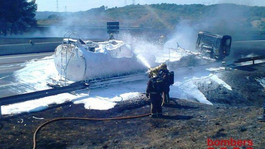 El incendio de un camión cargado de gasolina causa retenciones en la AP-7 y AP-2