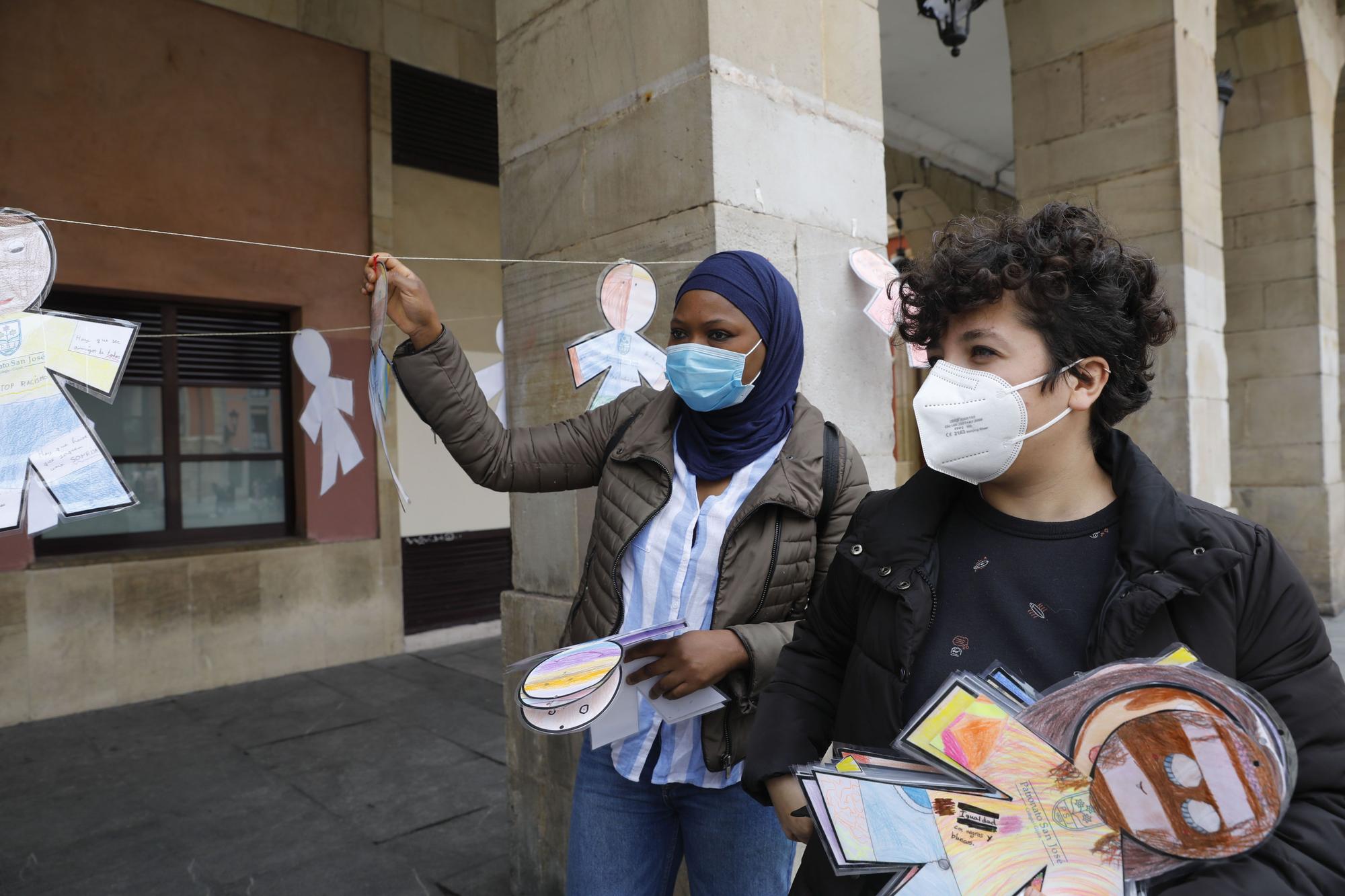 Cadena humana en Gijón en contra del racismo