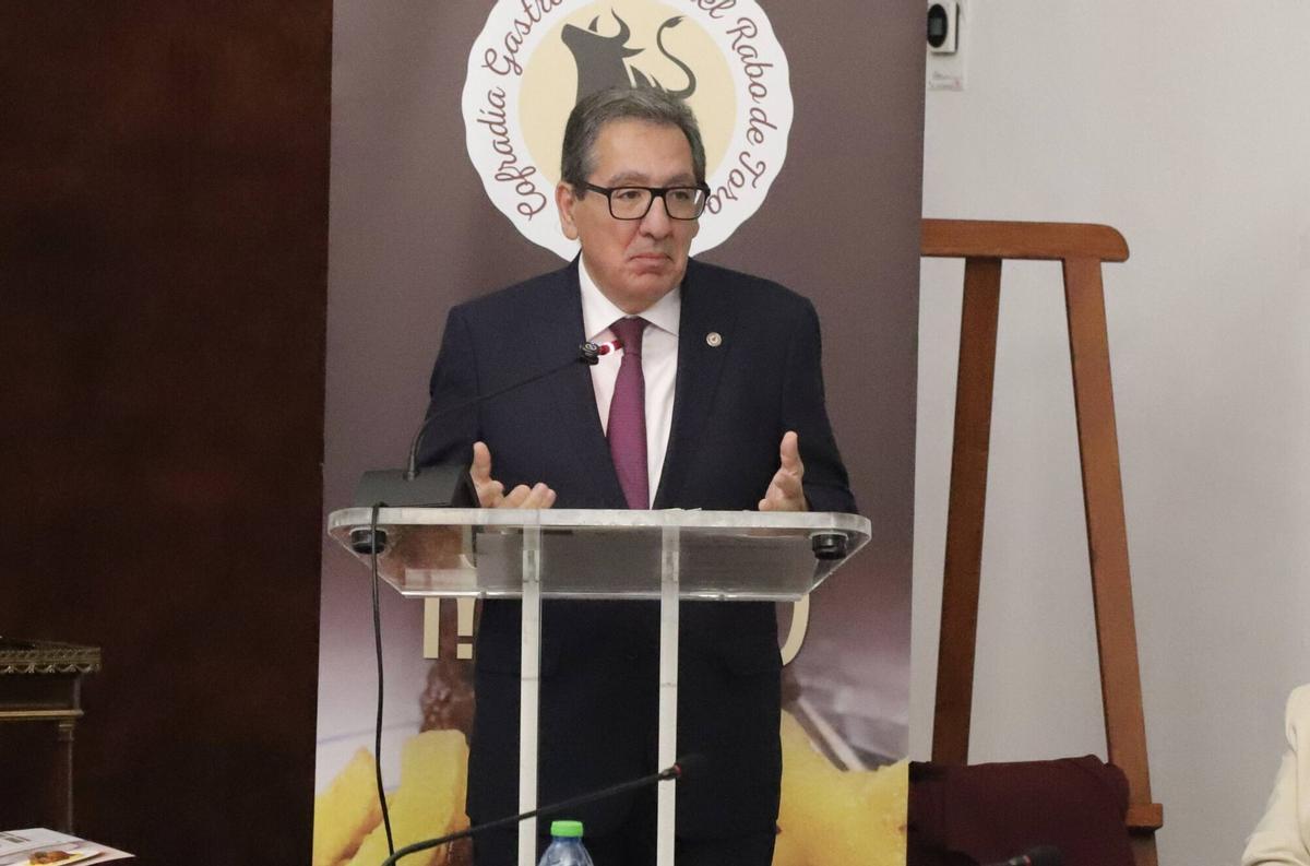 Entrega del título de cofrade de honor a Hostecor y nombramiento de embajador de la cofradía gastronómica del rabo de toro a Antonio Pulido, presidente de la Fundación Cajasol. Palacio de la Merced