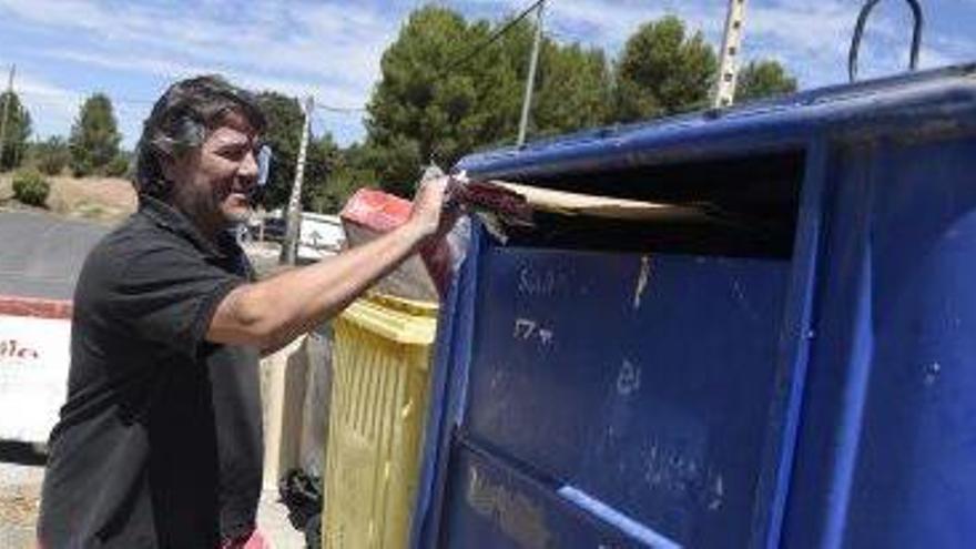 Artur Gannau, l&#039;alcalde pedani de Sant Martí, en un dels contenidors