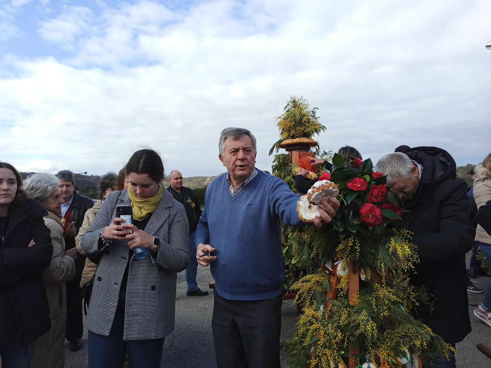 En Posada de Llanes, los panes del ramu vuelan por La Candelaria: "Hay que andar rápido"