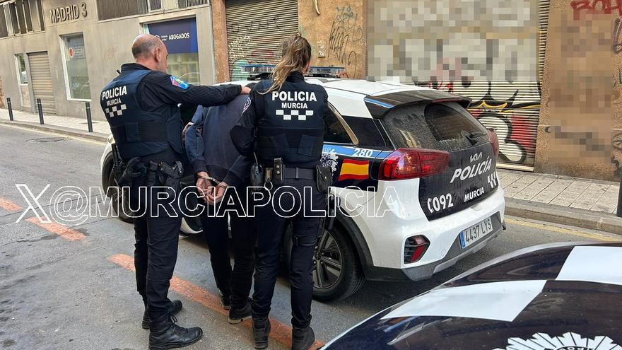 Imagen del detenido, custodiado por la Policía Local