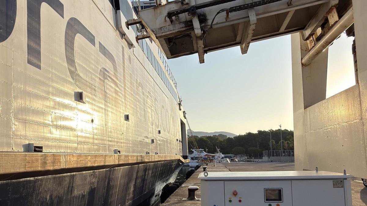 Alcúdia conecta el primer ferry a la red eléctrica y acelera la descarbonización portuaria