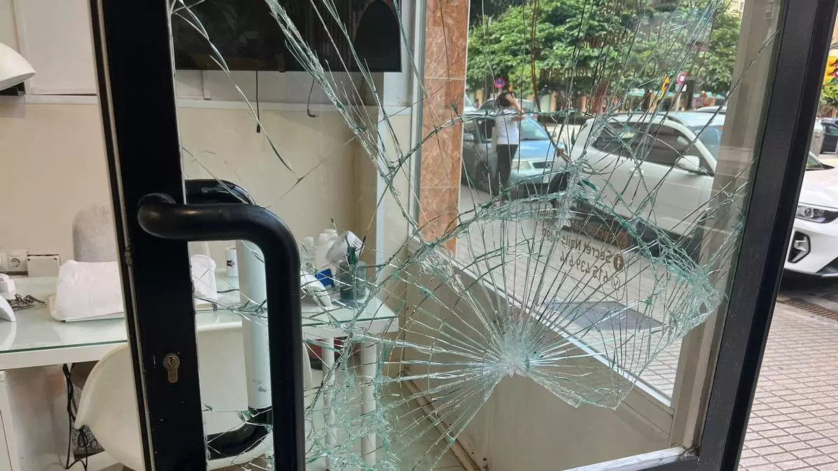 Intenta robar en un negocio de El Llano y como no consigue revienta al día siguiente el escaparate: "Marchó con la caja registradora"