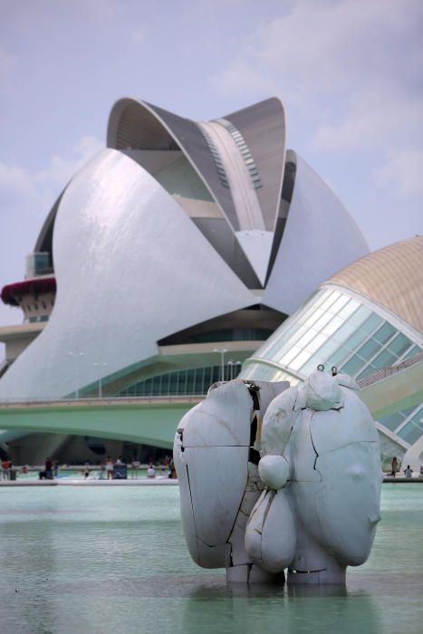 Esculturas de Manolo Valdés en el lago de la Ciudad de las Artes y las Ciencias