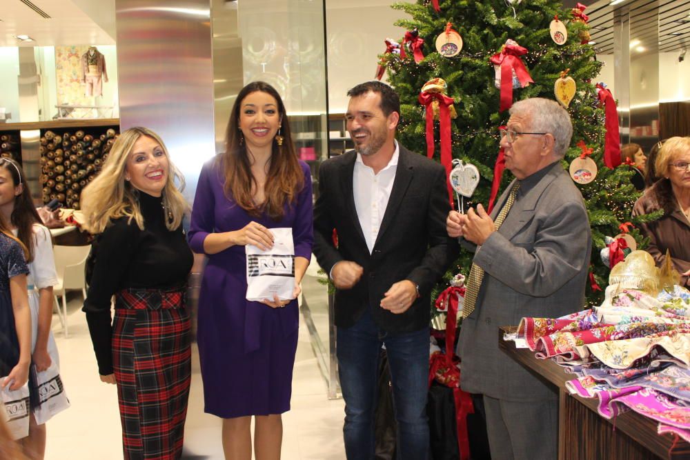 Entrega de las peinetas del "primer traje" de las falleras mayores y cortes