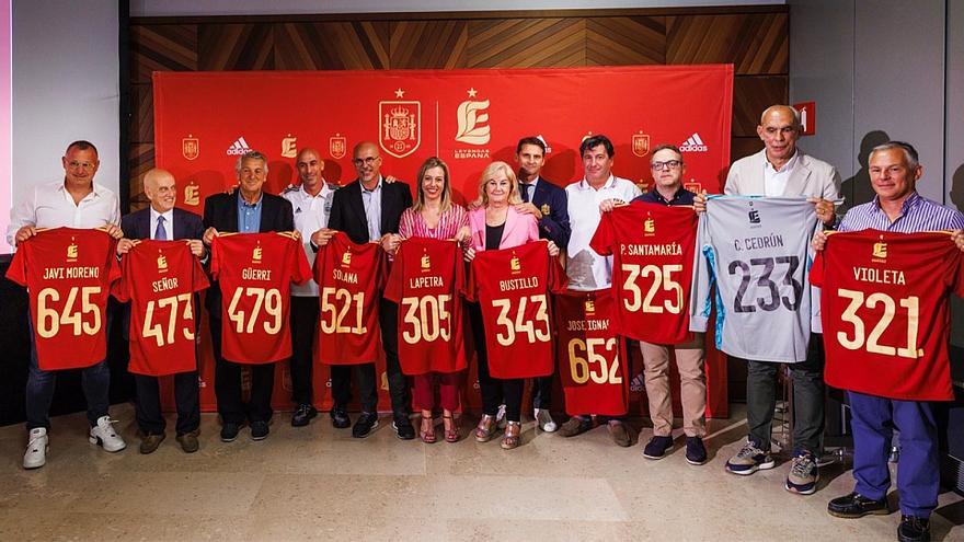 Foto de familia del acto homenaje de la mañana de este sábado