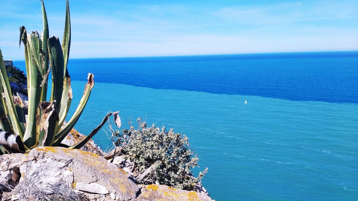 Dos azules distintos en el mar en la Marina Alta