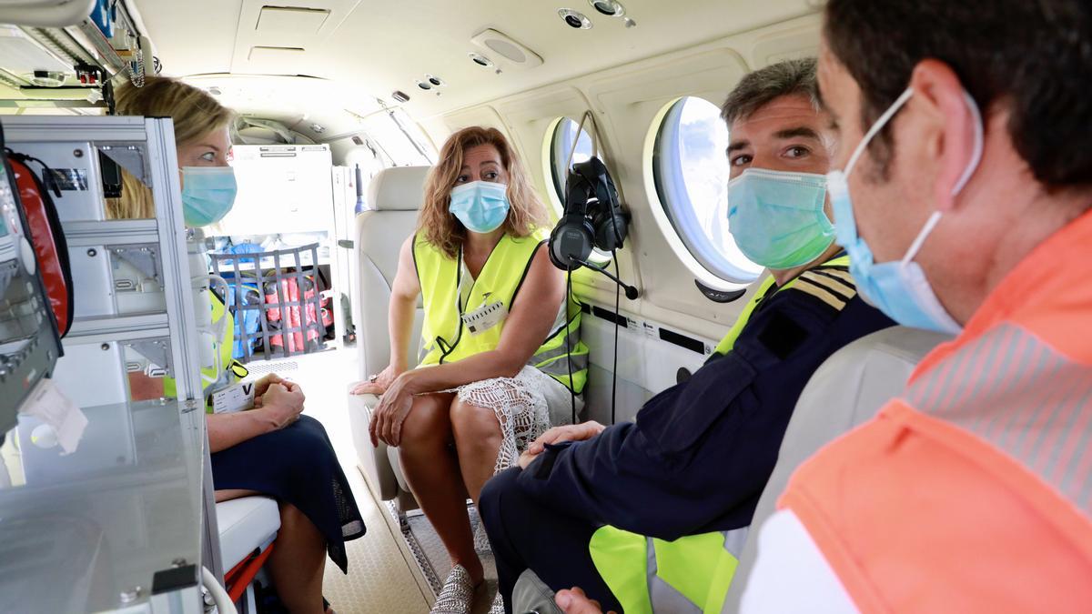 La presidenta, Francina Armengol con la consellera de Salud, Patricia Gómez en el avión medicalizado del SAMU061