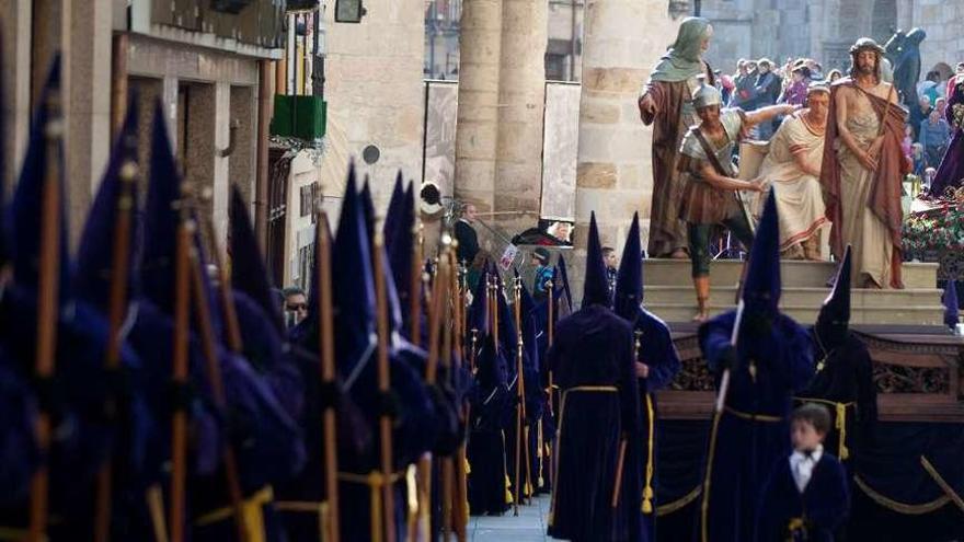 La procesión de la Vera Cruz a su paso por la calle de San Andrés.