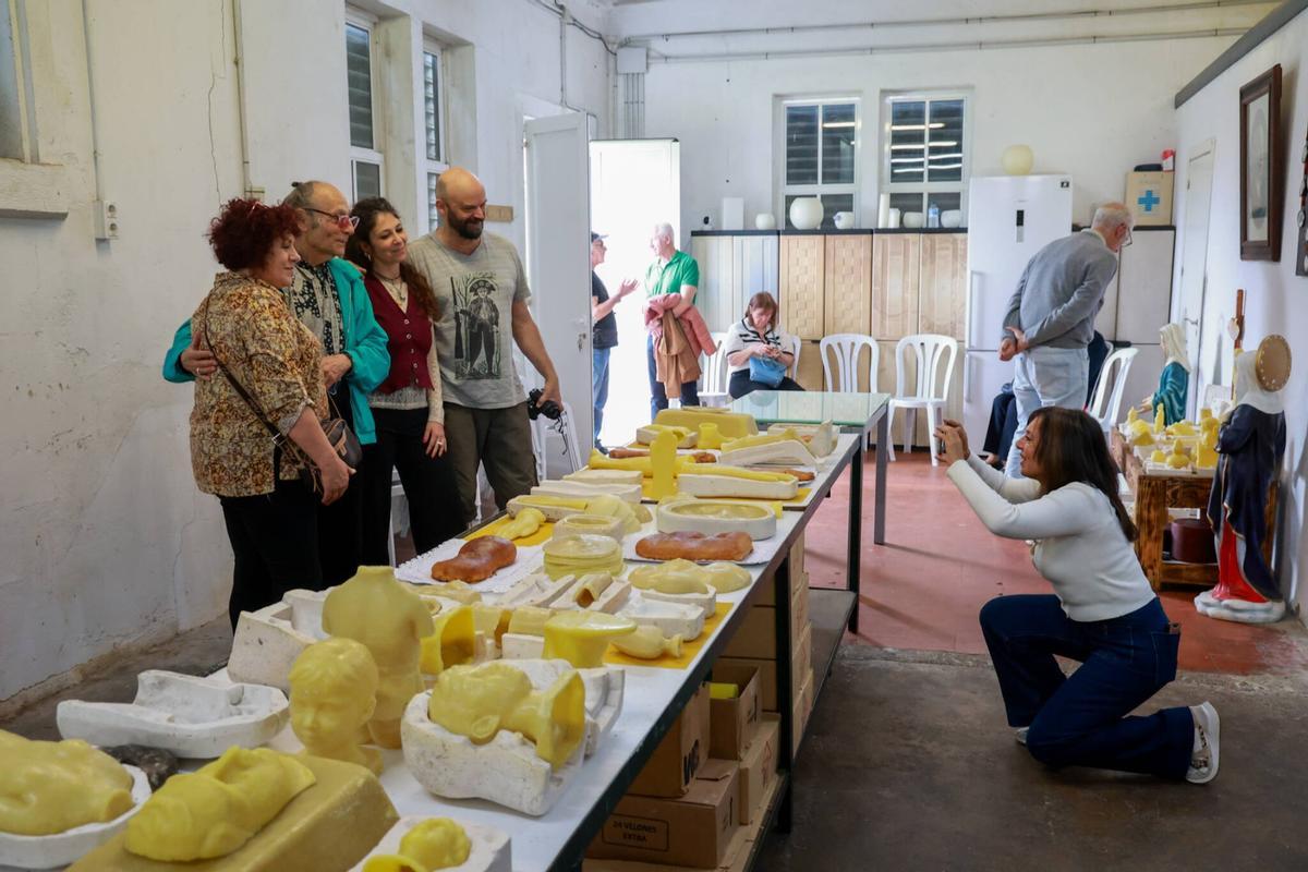 El taller en el que Antoni Miralda presentó su «Romería Update», fusionando su arte con los moldes de exvootos de la histórica Cerería Diéguez, en Pontecesures.