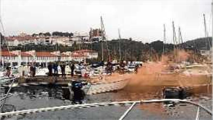 La barca incendiada durant el simulacre d&#039;ahir al port de Palamós.
