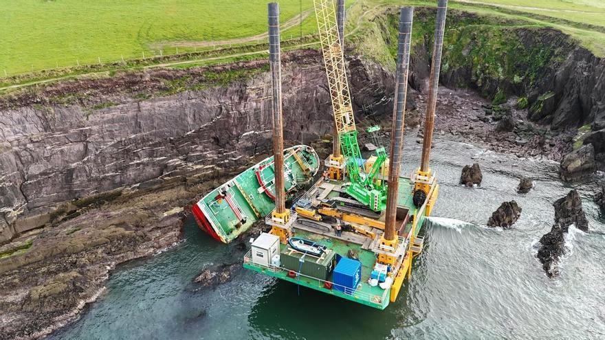 Retirada del volanteiro gallego «Fastnet», encajado contra la costa de Irlanda
