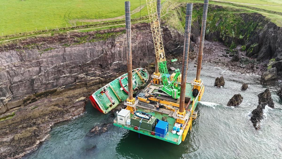 Retirada del volanteiro gallego «Fastnet», encajado contra la costa de Irlanda