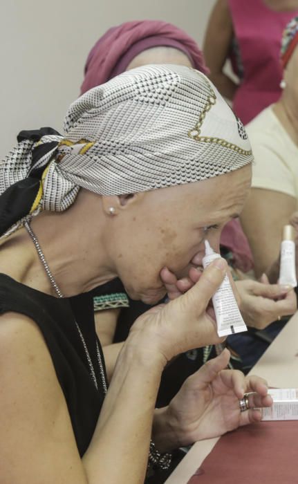 Un taller en el Hospital de Sant Joan enseña a pacientes oncológicas cómo maquillarse