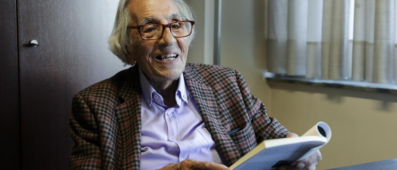 Mariano Marín, en su estudio de la plaza de Europa, con su libro.