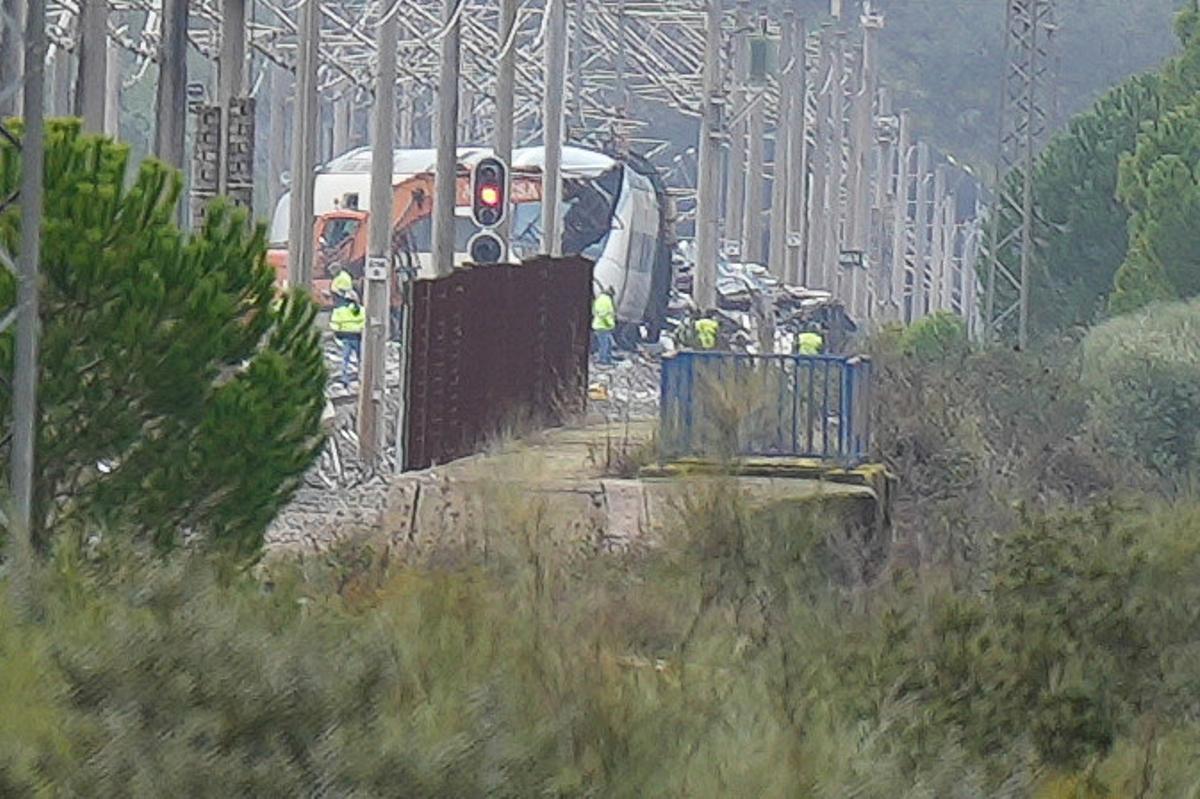 Trabajos de rescate de los convoyes de trenes accidentados, en una imagen de archivo.