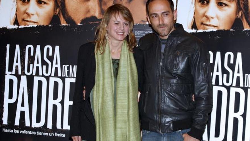 La actriz Emma Suárez y el director Gorka Merchán posa durante la presentación en Madrid de la película &quot;La casa de mi padre&quot;