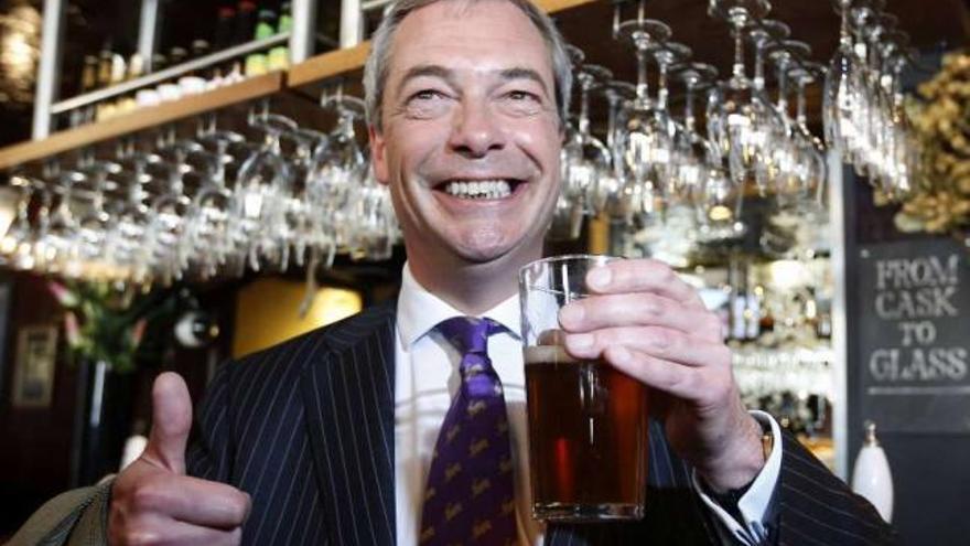 Nigel Farage, celebrando el avance del UKIP en la barra de un pub londinense.  // Reuters