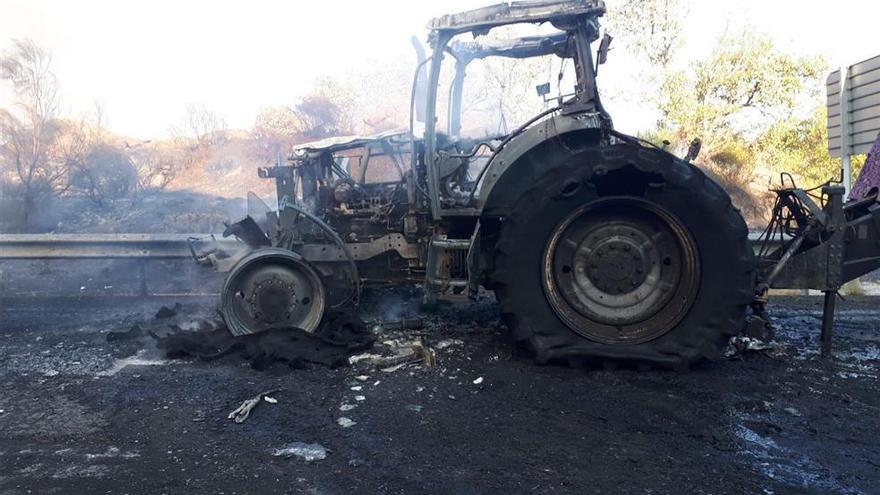 Un tractor que circulaba por la N-630 arde y provoca un incendio en Plasencia