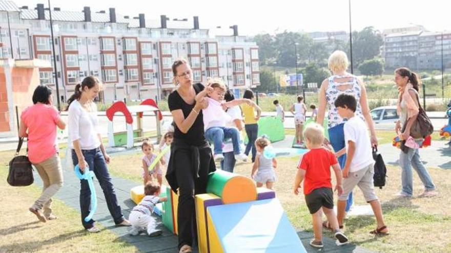 Padres y niños de una de las guarderías de Carballo, ayer, en el patio de las instalaciones. / m. c. s.