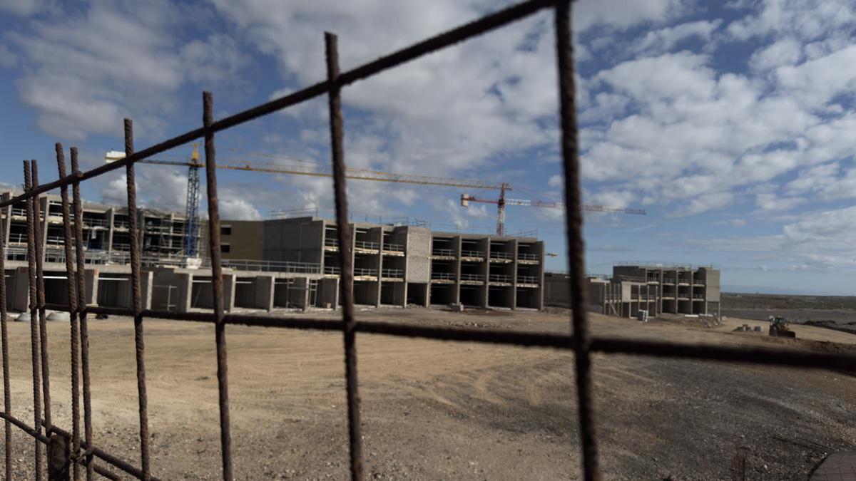 Las obras continúan en el complejo hotelero de La Tejita mientras una pala restituye el terreno próximo a las dunas