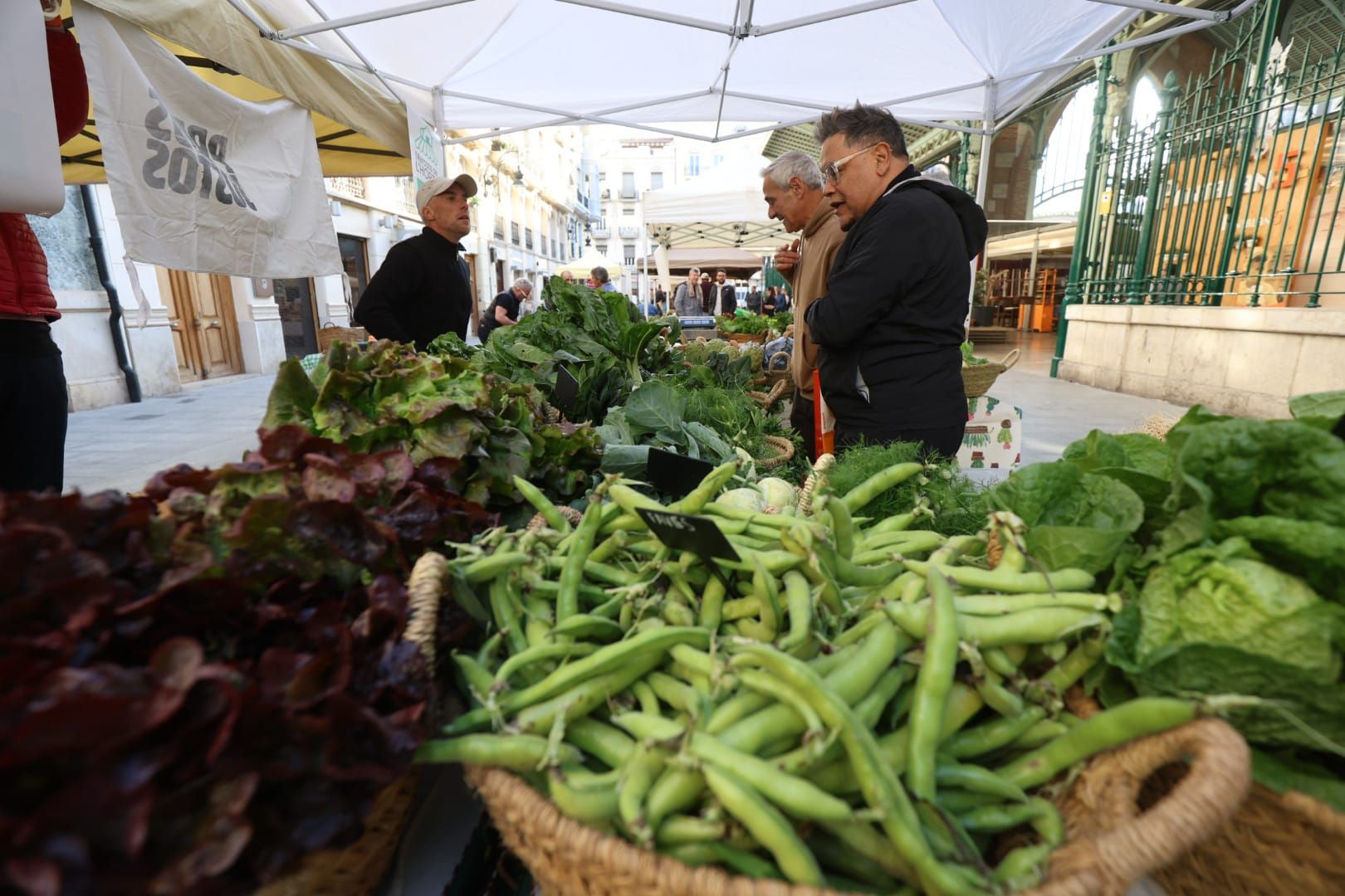 Se instala en el mercadillo de fruta y verdura en el Mercado de Colón