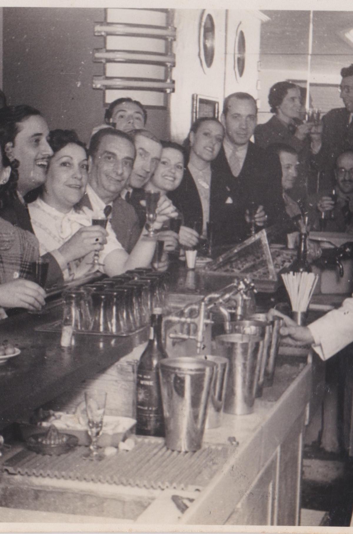 Ambiente en el bar Boadas, en los tiempos de Miguel Boadas.