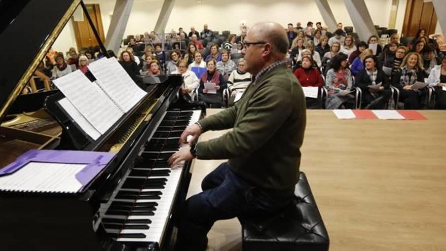 Ramón Mas Soler, al piano, durante uno de los ensayos del Septenario de los Dolores.