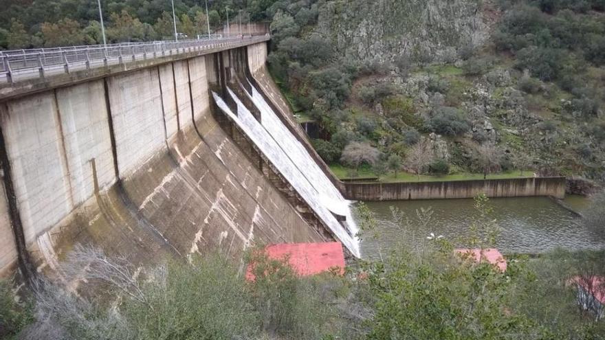 Villar del Rey empieza a desembalsar al alcanzar el 100% de llenado