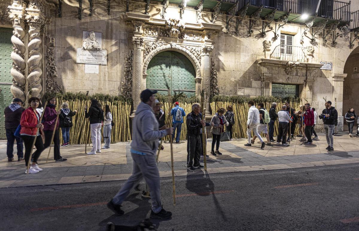 Los más madrugadores recogieron las cañas antes del amanecer.