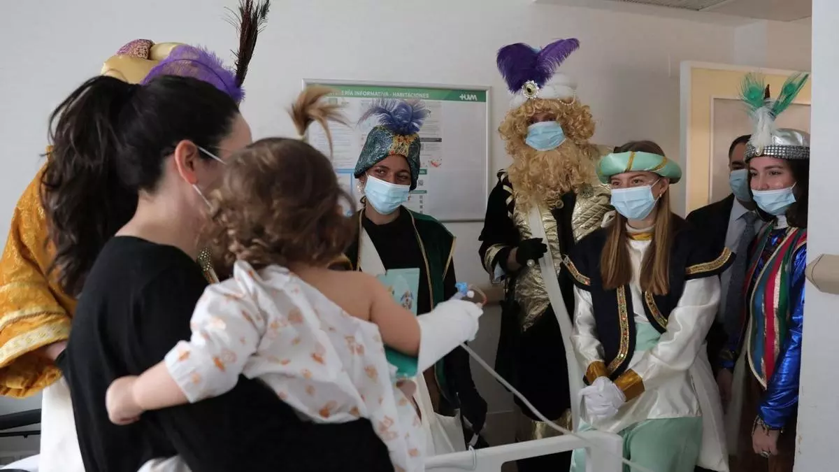 La ilusión de los Reyes Magos vuelve a llegar a los niños del Hospital Macarena y a su barrio