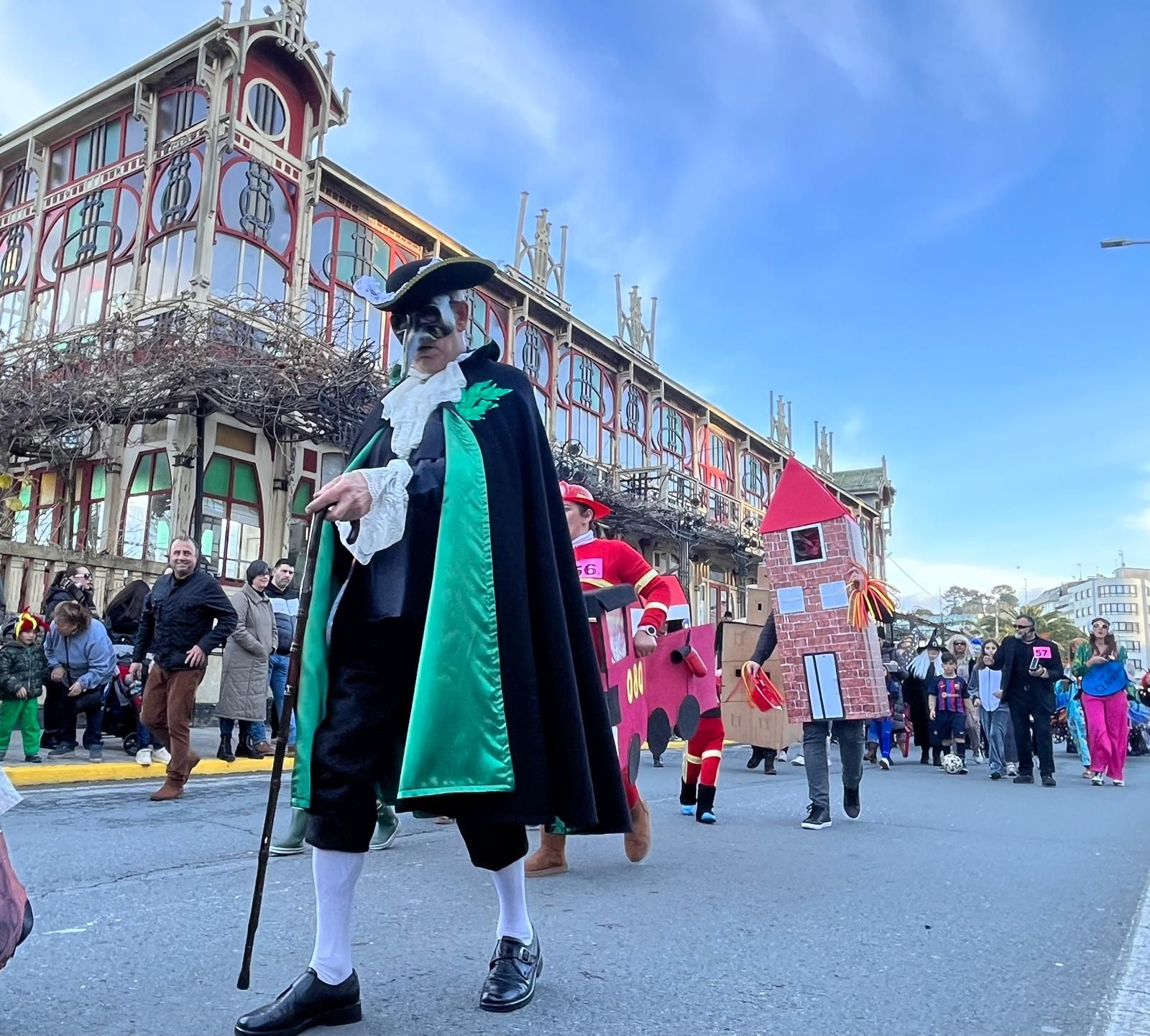 Carnaval 2023: Las comparsas llenan de color el centro de Sada