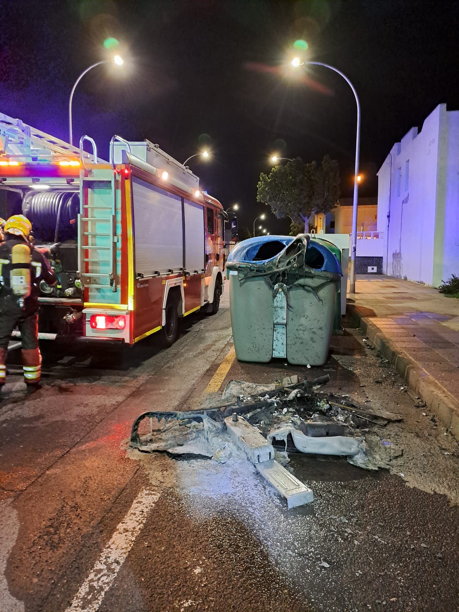 Incendio de siete contenedores de basura y un coche en Arrecife