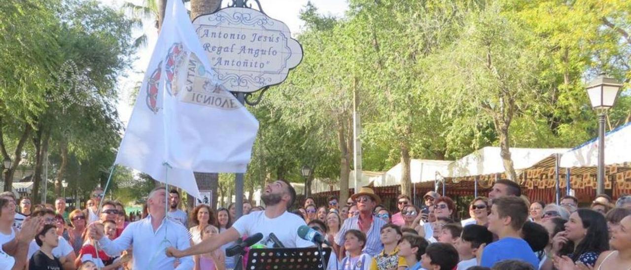 Antoñito y el alcalde Muriel descubren la placa en su calle