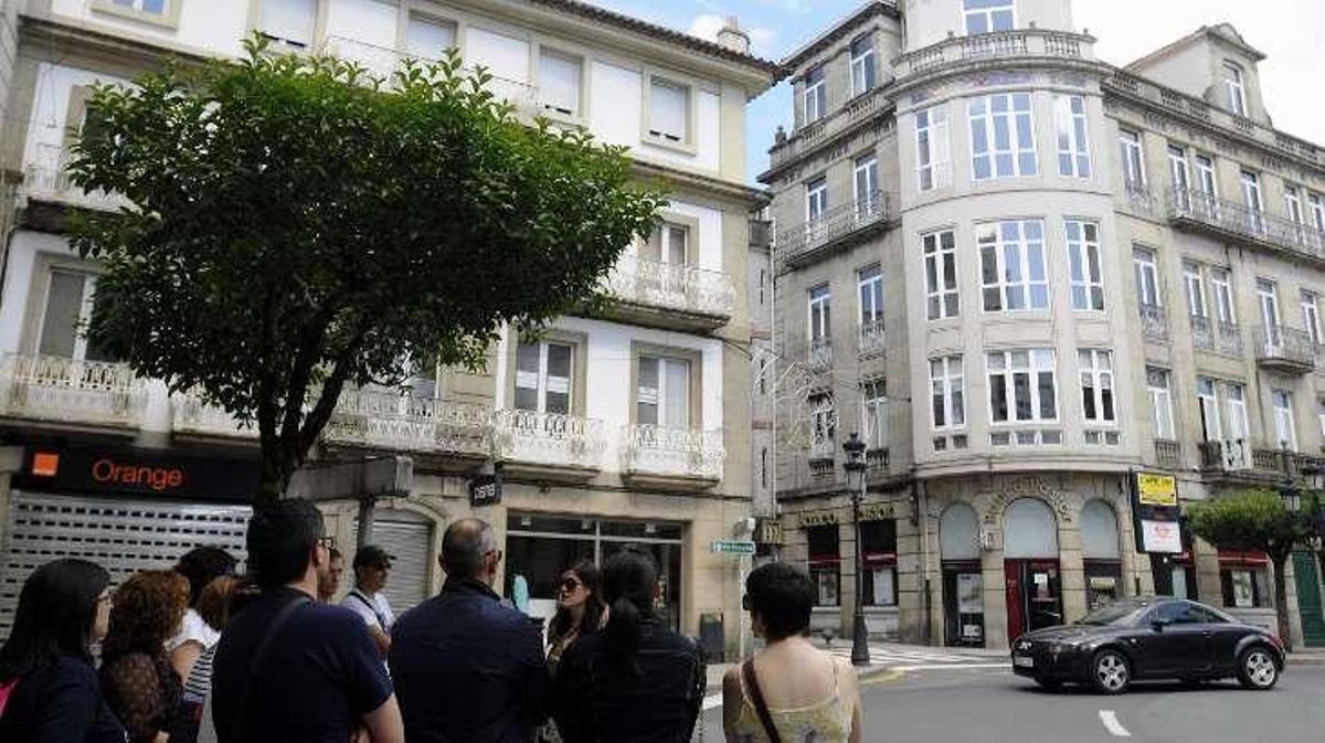 Vecinos de Santiago visitan las comarcas y A Estrada descubre su encanto urbano