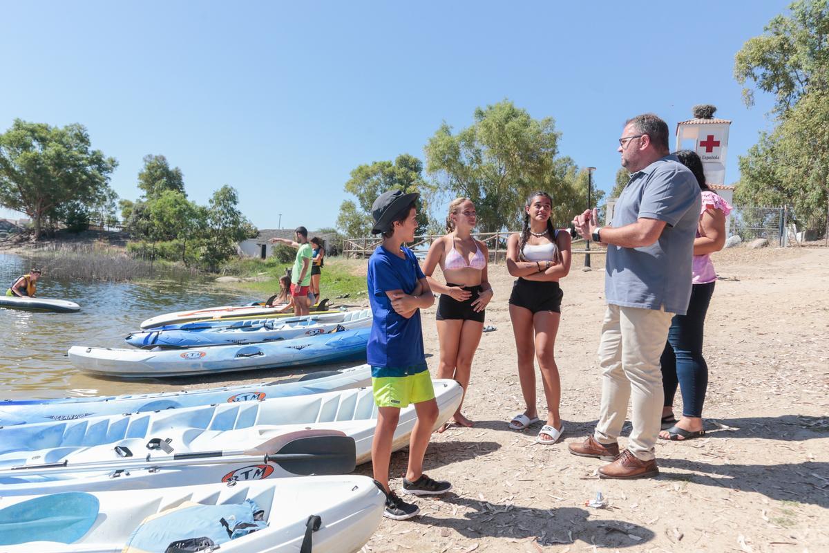 Osuna e Iglesias hablando con los participantes del campamento.
